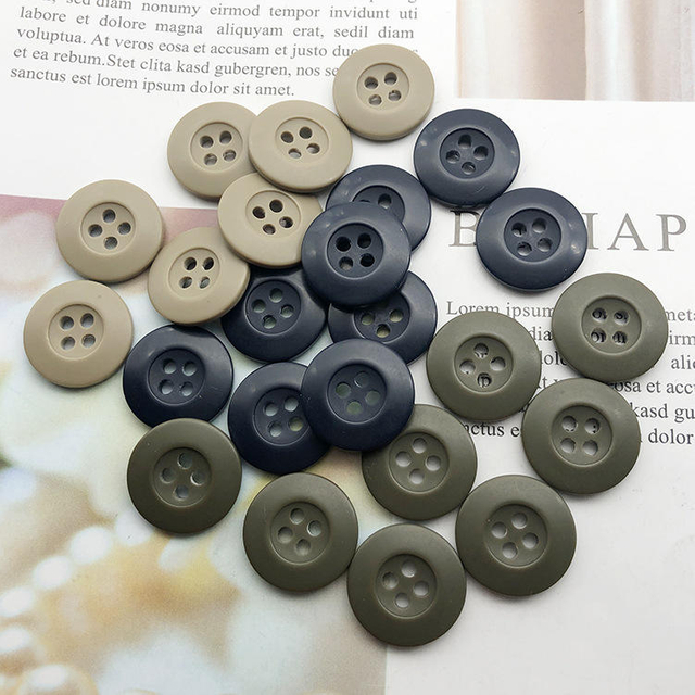 En stock couture de haute qualité 4 trous de 18 mm de résine pour les vêtements de camouflage